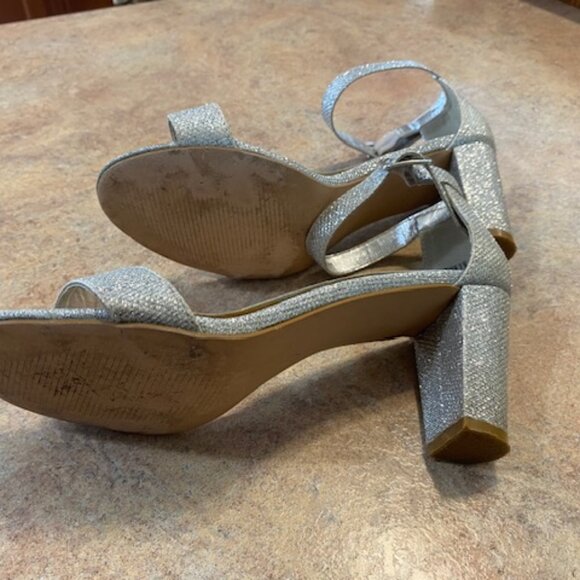 David's Bridal Aryaw Wedding/Prom Ankle Strap Shoe Size 9 Wide Silver - Picture 3 of 7